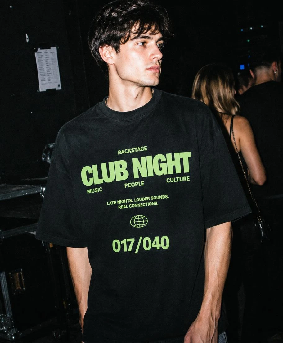 Чёрная футболка с зелёным принтом Club Night на человеке